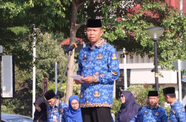 Kepala Badan Kepegawaian dan Pengembangan Sumber Daya Manusia (BKPSDM) Kabupaten Bekasi Endin Samsudin, mewakili Pj Bupati Bekasi Dedy Supriyadi, memimpin Upacara Korpri bagi seluruh ASN.