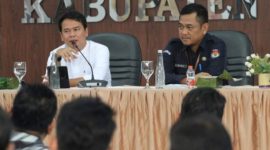 Ketua Divisi Sosdiklih, Parmas dan SDM KPU Kabupaten Bekasi, Burani (kiri).