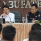 Ketua Divisi Sosdiklih, Parmas dan SDM KPU Kabupaten Bekasi, Burani (kiri).