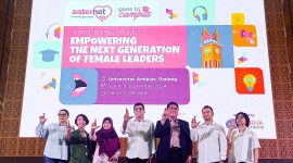 Chief Corporate Affairs XL Axiata, Marwan O. Baasir (tengah), Group Head XL Axiata West Region, Desy Sari Dewi (paling kiri), dan Dr. Ir. Nofialdi, M.Si., kepala UPT Kewirausahaan dan Karir UNAND (ketiga dari kanan) saat acara Program “Sisternet Goes To Campus” di Universitas Andalas (UNAND), Padang, Sumatera Barat yang bertema “Memberdayakan Generasi Pemimpin Perempuan Masa Depan”. XL Axiata mengajak lebih dari 1.500 mahasiswi UNAND membuka wawasannya dan bersama-sama membahas sejumlah isu perempuan, serta menemukan solusinya. Acara dilaksanakan di Auditorium Universitas Andalas Padang, Senin (9/9/2024).