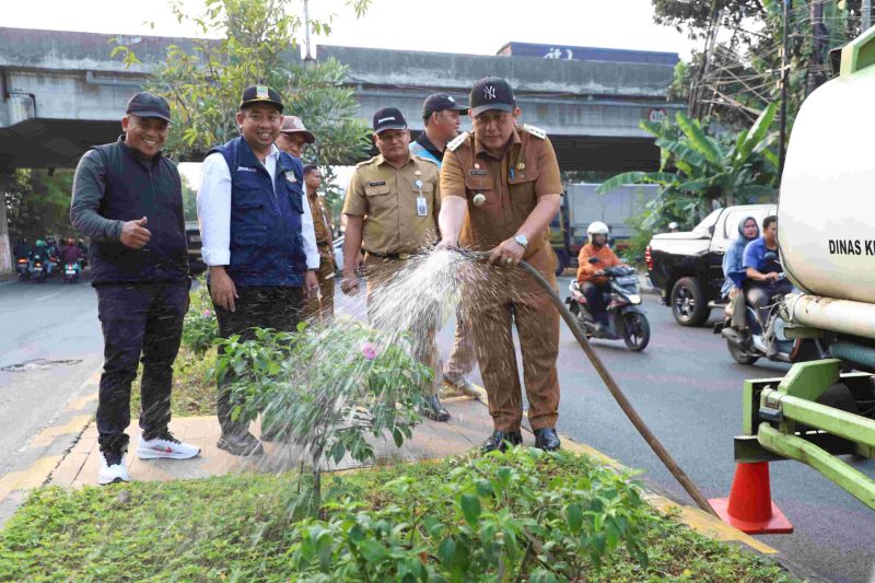Pj. Bupati Bekasi Dedy Supriyadi didampingi Kepala Dinas Perkimtan Kabupaten Bekasi Nur Chaidir, Meninjau penataan taman median jalan lanjutan segment 1 yang berada di sepanjang Inspeksi Kalimalang Tegal Gede - Tegal Danas. Desa. Cibatu, Cikarang Selatan. Pada Senin, (02/09/2024).
