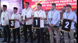 Komisi Pemilihan Umum Kabupaten Bekasi menggelar rapat pleno terbuka pengundian dan penetapan nomor urut pasangan calon Bupati dan Wakil Bupati Bekasi tahun 2024, di halaman kantor KPU, Jalan Raya Rengas Bandung, Karangsambung, Kedungwaringin pada Senin (23/09/2024). 