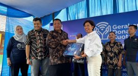 Direktur & Chief Enterprise Business and Corporate Affairs Officer XL Axiata, Yessie D. Yosetya (ketiga kanan, baju putih) bersama Chief Corporate Affairs XL Axiata, Marwan O. Baasir (kedua kiri) dan Group Head XL Axiata Region Jabodetabek, Rd. Sofia Purbayanti (paling kiri) secara simbolis menyerahkan bantuan Program Gerakan Donasi Kuota kepada Kepala Sekolah SMK Adhi Karya, Lihsam,S.Sos. (ketiga kiri) di Bekasi, Rabu (2/10). XL Axiata kembali menyalurkan manfaat Program Gerakan Donasi Kuota (GDK) kepada 28 lembaga pendidikan di Indonesia. Hingga akhir tahun 2024, XL Axiata menargetkan sebanyak 200 lembaga pendidikan termasuk sekolah, pesantren, panti asuhan, dan panti disabilitas untuk dapat menikmati manfaat dari Program GDK.