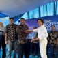 Direktur & Chief Enterprise Business and Corporate Affairs Officer XL Axiata, Yessie D. Yosetya (ketiga kanan, baju putih) bersama Chief Corporate Affairs XL Axiata, Marwan O. Baasir (kedua kiri) dan Group Head XL Axiata Region Jabodetabek, Rd. Sofia Purbayanti (paling kiri) secara simbolis menyerahkan bantuan Program Gerakan Donasi Kuota kepada Kepala Sekolah SMK Adhi Karya, Lihsam,S.Sos. (ketiga kiri) di Bekasi, Rabu (2/10). XL Axiata kembali menyalurkan manfaat Program Gerakan Donasi Kuota (GDK) kepada 28 lembaga pendidikan di Indonesia. Hingga akhir tahun 2024, XL Axiata menargetkan sebanyak 200 lembaga pendidikan termasuk sekolah, pesantren, panti asuhan, dan panti disabilitas untuk dapat menikmati manfaat dari Program GDK.