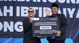 Keterangan Foto: Group Head XL Axiata Regional Jabodetabek, Rd. Sofia Purbayanti, Kepala Madrasah Ibtidaiyah Bojonghaur, Nanang Suryana, CEO Masjid Nusantara, Pras Purworo, Presiden Direktur & CEO XL Axiata, Dian Siswarini, Chief Human Capital Officer XL Axiata, M. Hira Kurnia, dan Amir MTXL Axiata, Yanuar Tirta Kumaya melakukan prosesi peresmian wakaf pembangunan Madrasah Ibtidaiyah Bojonghaur di Sukabumi, Kamis (26/9). Pembangunan ini meliputi renovasi ruang kelas, pondasi bangunan, lantai, pintu dan jendela. serta toilet. Selain itu juga dilakukan pembangunan ruang kelas baru, perpustakaan, serta pengadaan perlengkapan baru seperti meja dan bangku belajar, serta papan tulis. 