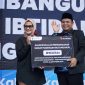 Keterangan Foto: Group Head XL Axiata Regional Jabodetabek, Rd. Sofia Purbayanti, Kepala Madrasah Ibtidaiyah Bojonghaur, Nanang Suryana, CEO Masjid Nusantara, Pras Purworo, Presiden Direktur & CEO XL Axiata, Dian Siswarini, Chief Human Capital Officer XL Axiata, M. Hira Kurnia, dan Amir MTXL Axiata, Yanuar Tirta Kumaya melakukan prosesi peresmian wakaf pembangunan Madrasah Ibtidaiyah Bojonghaur di Sukabumi, Kamis (26/9). Pembangunan ini meliputi renovasi ruang kelas, pondasi bangunan, lantai, pintu dan jendela. serta toilet. Selain itu juga dilakukan pembangunan ruang kelas baru, perpustakaan, serta pengadaan perlengkapan baru seperti meja dan bangku belajar, serta papan tulis. 