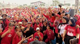 MENANG TOTAL: Ribuan  warga antusias menangkan pasangan Ade Kuswara Kunang - Asep Surya Atmaja di Pilkada 2024. 