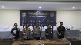 Polres Metro Bekasi dan Pj. Wali Kota Bekasi menggelar konferensi pers perihal perkembangan terbaru hasil investigasi peristiwa penemuan tujuh mayat yang menggegerkan masyarakat di sekitar Kali Bekasi, pada Jumat (04/10/2024).