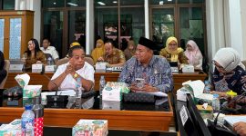 Rapat : Anggota DPRD Kota Bekasi Ahmadi Madonk sekaligus Anggota Badan Anggaran mengikuti proses rapat mengenai PAD, pada Senin 11 November 2024.