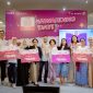 Head Communication Channel & CSR Management XL Axiata, Ahmad Syarief Yudistira menyerahkan hadiah kepada pemenang pertama KMP 2024 Intan Rahmaningtyas, Lestari Jamuku (F&B) UMKM yang berasal dari Jakarta di Pendopo Living World Alam Sutera, Tangerang, Kamis (28/11). Kompetisi Modal Pintar (KMP) merupakan program unggulan XL Axiata melalui Sisternet untuk mendorong UMKM perempuan naik kelas. Tahun ini bekerja sama dengan Pendopo, Sisternet kembali menggelar KMP 2024. Dari total 1.700 pendaftar ada sebanyak 20 UMKM  perempuan yang bersaing memperebutkan total hadiah modal usaha sebesar Rp115 juta.