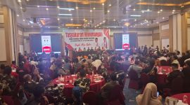 Calon Bupati dan Wakil Bupati Bekasi Ade Kuswara Kunang dan Asep Surya Atmaja didampingi oleh petinggi partai pengusung, tim pemenangan, dan relawan saat konfrensi pers di Cikarang, Jumat 29 November 2024. 