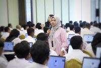 Analis Sumber Daya Manusia (SDM) Ahli Muda pada BKN Pusat Wulan Yulia Sari, berada ditengah peserta ujian berbasis Computer Assisted Test (CAT) seleksi PPPK Kabupaten Bekasi. Bertempat di Hariston Hotel & Suites, Jakarta Utara, pada Jum'at (13/12/2024). 