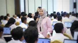 Analis Sumber Daya Manusia (SDM) Ahli Muda pada BKN Pusat Wulan Yulia Sari, berada ditengah peserta ujian berbasis Computer Assisted Test (CAT) seleksi PPPK Kabupaten Bekasi. Bertempat di Hariston Hotel & Suites, Jakarta Utara, pada Jum'at (13/12/2024). 