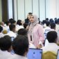 Analis Sumber Daya Manusia (SDM) Ahli Muda pada BKN Pusat Wulan Yulia Sari, berada ditengah peserta ujian berbasis Computer Assisted Test (CAT) seleksi PPPK Kabupaten Bekasi. Bertempat di Hariston Hotel & Suites, Jakarta Utara, pada Jum'at (13/12/2024). 