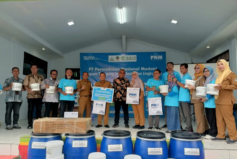 Permodalan Nasional Madani (PNM) Cabang Bekasi melalui Program Tanggung Jawab Sosial dan Lingkungan (PTJSL) berupa budidaya maggot dan pengolahan sampah di RW 06.
