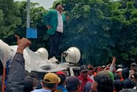 Menyala: Ahmadi Madong saat menerima massa aksi PHL Kali Asem, pada Senin 16 Desember 2024.