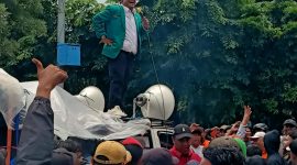 Menyala: Ahmadi Madong saat menerima massa aksi PHL Kali Asem, pada Senin 16 Desember 2024.