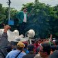 Menyala: Ahmadi Madong saat menerima massa aksi PHL Kali Asem, pada Senin 16 Desember 2024.