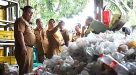 BANK SAMPAH : Pj Bupati Bekasi Dedy Supriyadi mengunjungi Masyarakat Peduli Lingkungan (MasDul) yang berada di Perumahan Telagamurni, Kecamatan Cikarang Barat pada Senin (13/01/2025).
