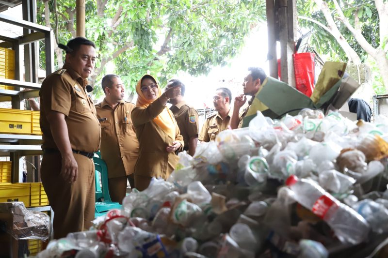 BANK SAMPAH : Pj Bupati Bekasi Dedy Supriyadi mengunjungi Masyarakat Peduli Lingkungan (MasDul) yang berada di Perumahan Telagamurni, Kecamatan Cikarang Barat pada Senin (13/01/2025).
