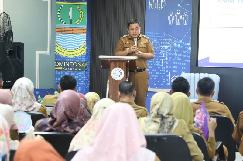 j Bupati Bekasi Dedy Supriyadi memberikan arahan kepada seluruh pegawai Bapenda Kabupaten Bekasi, dalam rangka Optimalisasi Pajak Daerah Kabupaten Bekasi Tahun 2025, berlangsung di Lantai 4 Gedung Diskominfosantik Cikarang Pusat pada Senin (13/01/2025). 