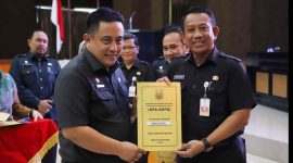 Pj. Bupati Bekasi Dedy Supriyadi menyerahkan Dokumen Pelaksanaan Anggaran kepada seluruh Satuan Kerja Perangkat Daerah (DPA-SKPD), untuk Anggaran Pendapatan dan Belanja Daerah (APBD) Pemerintah Kabupaten Bekasi Tahun 2025. Bertempat di Aula KH. Noer Ali, Gedung Bupati Bekasi, Cikarang Pusat. Selasa, (14/01/2025). 