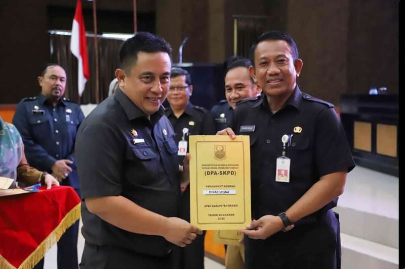 Pj. Bupati Bekasi Dedy Supriyadi menyerahkan Dokumen Pelaksanaan Anggaran kepada seluruh Satuan Kerja Perangkat Daerah (DPA-SKPD), untuk Anggaran Pendapatan dan Belanja Daerah (APBD) Pemerintah Kabupaten Bekasi Tahun 2025. Bertempat di Aula KH. Noer Ali, Gedung Bupati Bekasi, Cikarang Pusat. Selasa, (14/01/2025). 