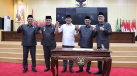 Pj Bupati Bekasi Dedy Supriyadi menghadiri rapat paripurna dalam rangka penetapan pasangan calon bupati dan wakil bupati bekasi terpilih dalam pemilihan kepala daerah tahun 2024, berlangsung di gedung DPRD kabupaten Bekasi, Cikarang Pusat pada, Senin (13/01/2025). 
