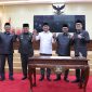 Pj Bupati Bekasi Dedy Supriyadi menghadiri rapat paripurna dalam rangka penetapan pasangan calon bupati dan wakil bupati bekasi terpilih dalam pemilihan kepala daerah tahun 2024, berlangsung di gedung DPRD kabupaten Bekasi, Cikarang Pusat pada, Senin (13/01/2025). 
