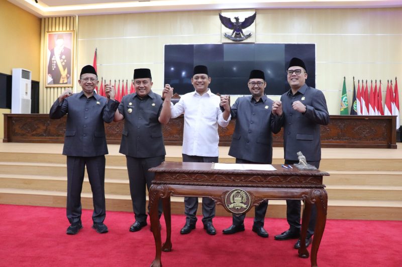 Pj Bupati Bekasi Dedy Supriyadi menghadiri rapat paripurna dalam rangka penetapan pasangan calon bupati dan wakil bupati bekasi terpilih dalam pemilihan kepala daerah tahun 2024, berlangsung di gedung DPRD kabupaten Bekasi, Cikarang Pusat pada, Senin (13/01/2025). 