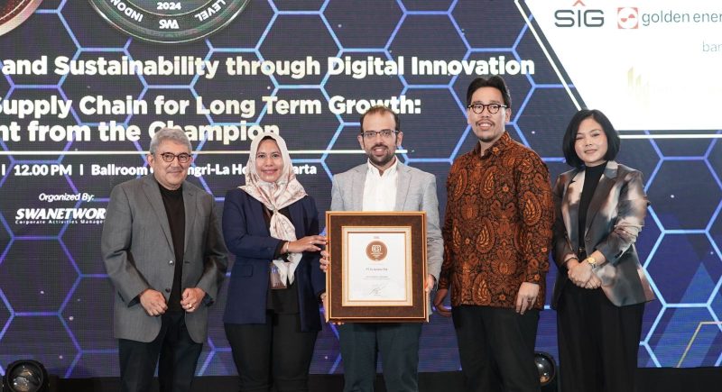 Group Head of Customer Value & Experience Management XL Axiata, Mohamed Moharram (tengah), Head of Customer Experience & Market Insight XL Axiata, Yustika Artha Kumala (dua kiri), dan Head of CX Assurance XL Axiata, Davin Febian Devara (dua kanan) saat menerima penghargaan “Digital Innovation Award 2024” untuk kategori Transformasi Digital dalam Customer Experience oleh SWA Magazine di Jakarta, penghujung 2024 yang lalu. Manajemen XL Axiata percaya bahwa penghargaan ini adalah langkah awal menuju perjalanan yang lebih besar. XL Axiata akan terus berinovasi, berkontribusi, dan mendukung masyarakat dalam menghadapi era digital yang semakin kompleks.