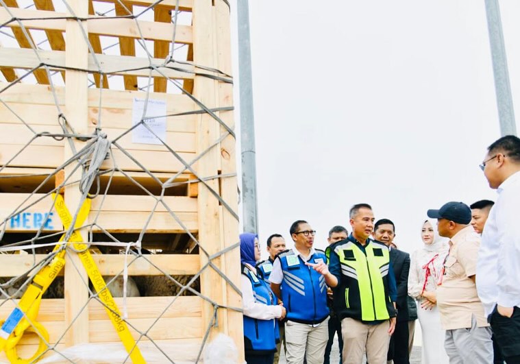 Pj Gubernur Jawa Barat, Bey Machmudin meninjau secara langsung penurunan Kargo yang berisi 900 ekor Domba asal Australia di Bandara Internasional Jawa Barat (BIJB) Kertajati, Majalengka, Jawa Barat.