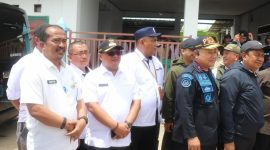 Kepala Dinas Perikanan Kabupaten Bekasi, Iman Santoso saat mendampingi Kunjungan Kerja Anggota Komisi IV DPR RI di Perairan Kampung Paljaya Desa Segara Jaya Kecamatan Tarumaja, pada Rabu (22/01/2025).
