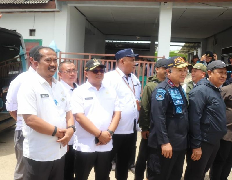 Kepala Dinas Perikanan Kabupaten Bekasi, Iman Santoso saat mendampingi Kunjungan Kerja Anggota Komisi IV DPR RI di Perairan Kampung Paljaya Desa Segara Jaya Kecamatan Tarumaja, pada Rabu (22/01/2025).
