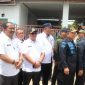 Kepala Dinas Perikanan Kabupaten Bekasi, Iman Santoso saat mendampingi Kunjungan Kerja Anggota Komisi IV DPR RI di Perairan Kampung Paljaya Desa Segara Jaya Kecamatan Tarumaja, pada Rabu (22/01/2025).
