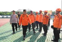 : Pj Bupati Bekasi Dedy Supriyadi didampingi unsur Forkopimda mengecek petugas gabungan dan unit armada pada Apel Kesiapsiagaan Bencana Hidrometeorogi di Lapangan Plaza Pemkab Bekasi.