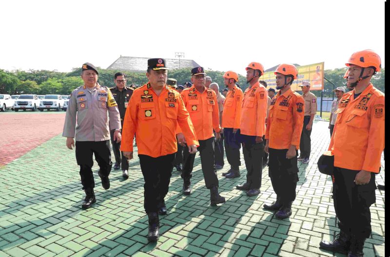 : Pj Bupati Bekasi Dedy Supriyadi didampingi unsur Forkopimda mengecek petugas gabungan dan unit armada pada Apel Kesiapsiagaan Bencana Hidrometeorogi di Lapangan Plaza Pemkab Bekasi.