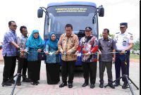 Pj. Bupati Bekasi Dedy Supriyadi meresmikan operasional Bus Sekolah, sebagai moda transportasi para siswa di Kecamatan Muaragembong, di Gedung Wisata, Desa Pantai Mekar, pada Kamis, (30/01/2025).
