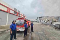 nas Pemadam Kebakaran (Damkar) Kabupaten Bekasi berhasil mengendalikan kebakaran besar yang melanda kawasan pergudangan di Tambun Bizhub, Jalan Sultan Hasanudin, Kecamatan Tambun Selatan, pada Minggu malam (2/02/2025). 