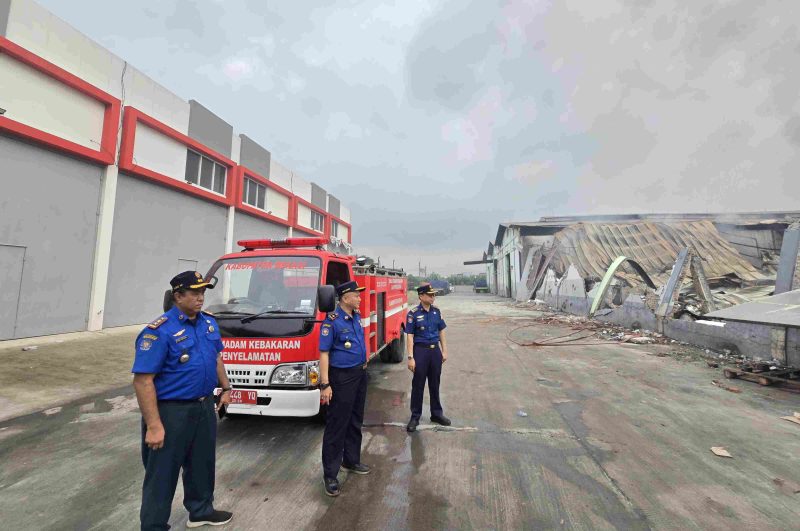 nas Pemadam Kebakaran (Damkar) Kabupaten Bekasi berhasil mengendalikan kebakaran besar yang melanda kawasan pergudangan di Tambun Bizhub, Jalan Sultan Hasanudin, Kecamatan Tambun Selatan, pada Minggu malam (2/02/2025). 