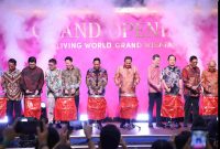 Wakil Bupati Bekasi dr. Asep Surya Atmaja menghadiri Ceremony Grand Opening Living World Grand Wisata, kehadiran pusat perbelanjaan di Kecamatan Tambun Selatan ini diharapkan dapat berkontribusi terhadap peningkatan Pendapatan Asli Daerah (PAD) Kabupaten Bekasi. Sabtu, (22/02/2025). 