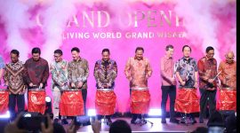 Wakil Bupati Bekasi dr. Asep Surya Atmaja menghadiri Ceremony Grand Opening Living World Grand Wisata, kehadiran pusat perbelanjaan di Kecamatan Tambun Selatan ini diharapkan dapat berkontribusi terhadap peningkatan Pendapatan Asli Daerah (PAD) Kabupaten Bekasi. Sabtu, (22/02/2025). 