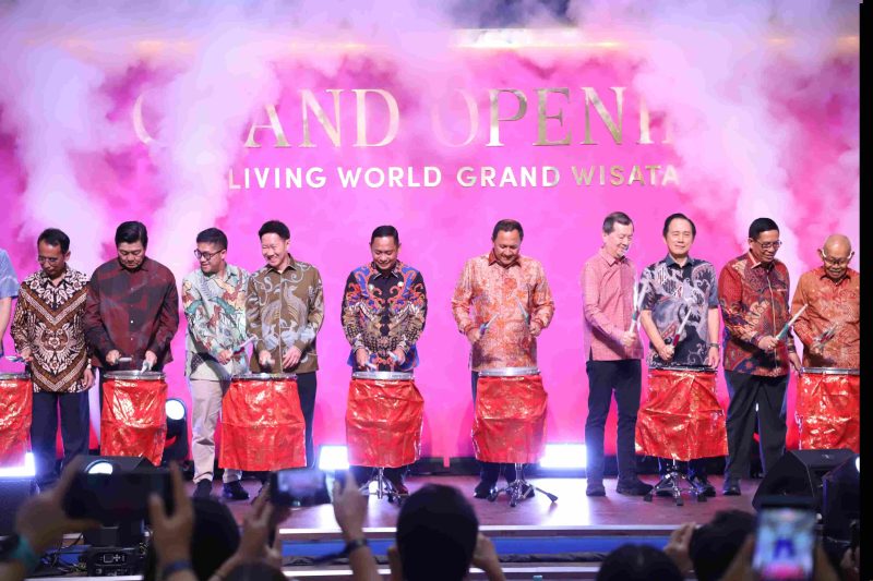 Wakil Bupati Bekasi dr. Asep Surya Atmaja menghadiri Ceremony Grand Opening Living World Grand Wisata, kehadiran pusat perbelanjaan di Kecamatan Tambun Selatan ini diharapkan dapat berkontribusi terhadap peningkatan Pendapatan Asli Daerah (PAD) Kabupaten Bekasi. Sabtu, (22/02/2025). 