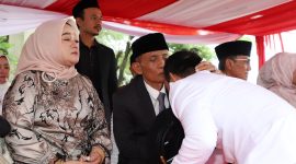 AYAH : HM Kunang, ayah dari Bupati Bekasi Ade Kuswara Kunang, berharap kepemimpinan putranya dapat membawa perubahan positif bagi masyarakat Kabupaten Bekasi. Hal tersebut disampaikannya usai menghadiri rapat paripurna di Gedung DPRD Kabupaten Bekasi pada Kamis (20/2/2025). 