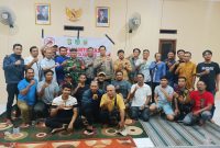 Salam Ngopi : Iptu Mahmudi Kanit Kamtibmas Polsek Cikarang Barat foto bersama RT-RW dan Pengurus se- PNI seusai dialog, pada Senin 3 Februari 2025.