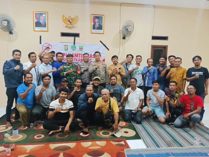 Salam Ngopi : Iptu Mahmudi Kanit Kamtibmas Polsek Cikarang Barat foto bersama RT-RW dan Pengurus se- PNI seusai dialog, pada Senin 3 Februari 2025.