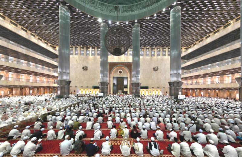 Majelis Dzikir Al-Khidmah merupakan Majelis Dzikir yang didirikan oleh Syekh Ahmad Asrori Al-Ishaqi.