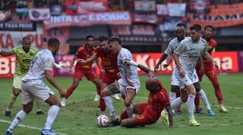 Pemain andalan lini tengah Persib Bandung, Tyrone Del Pino.