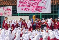 Sebanyak ratusan pelajar dari kelas 10, 11, 12 MAN 2 Kota Bekasi memprotes kepala sekolah mereka, Nina Indriana yang dianggap tidak transparan soal pengelolaan dana.