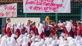 Sebanyak ratusan pelajar dari kelas 10, 11, 12 MAN 2 Kota Bekasi memprotes kepala sekolah mereka, Nina Indriana yang dianggap tidak transparan soal pengelolaan dana.